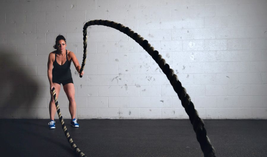 Frau am Sport machen, mit Seilen, Rise & Shine Gym