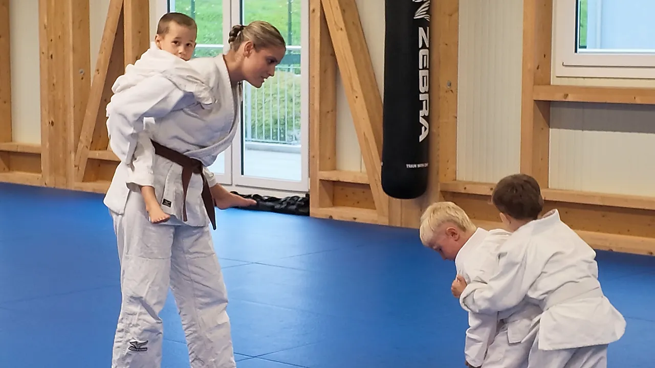 Kinder stellen sich zum Training auf