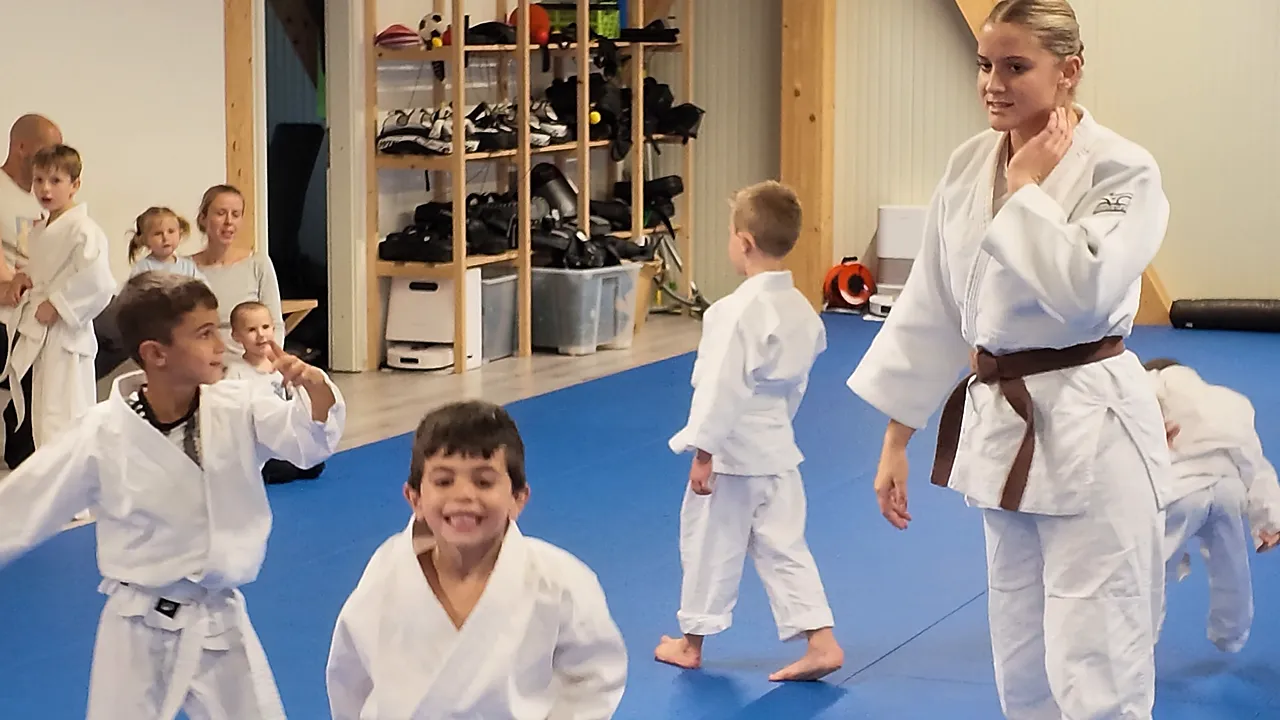 Kinder lachen im Training